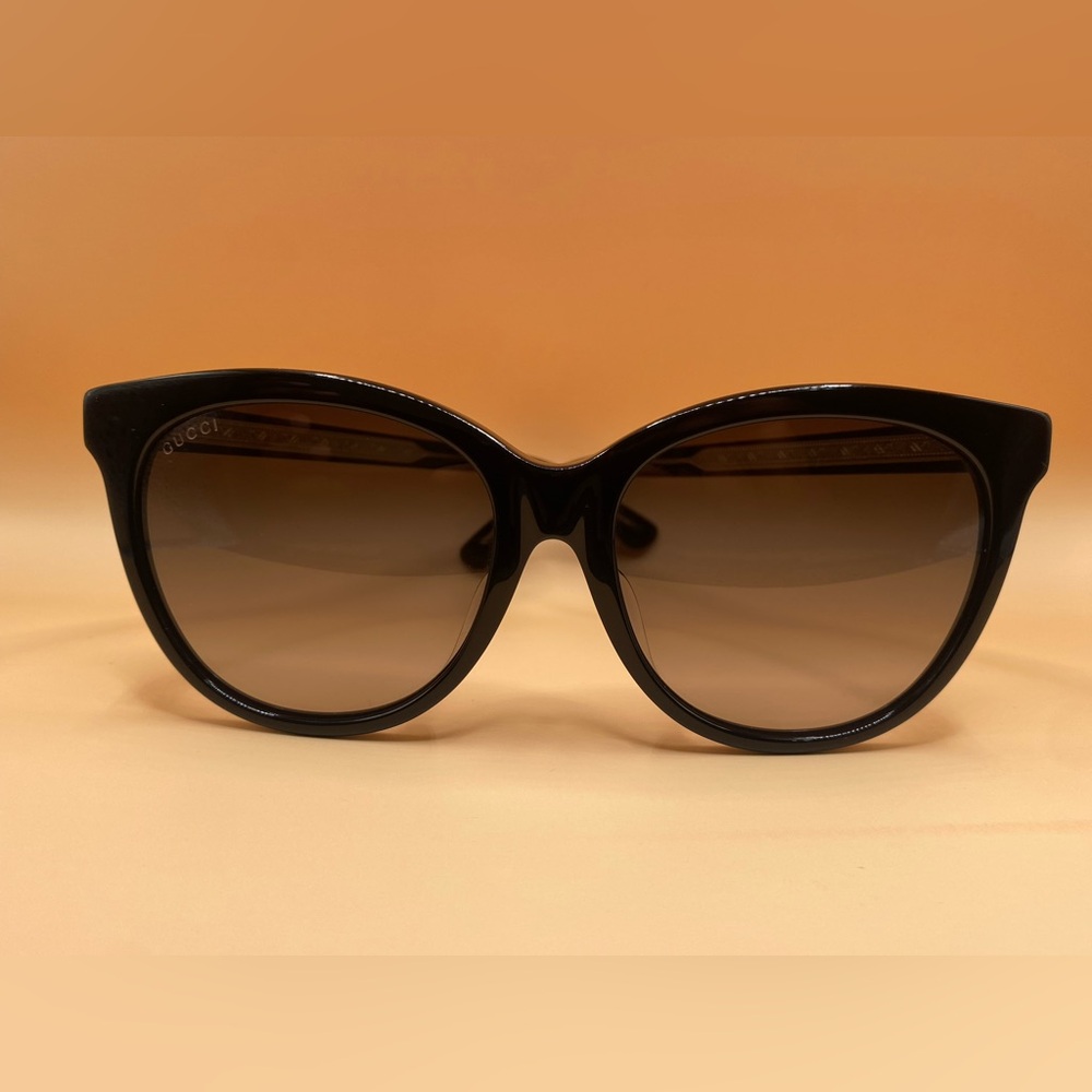 Gucci Black with gold logo Sunglasses. - Picture 3 of 9